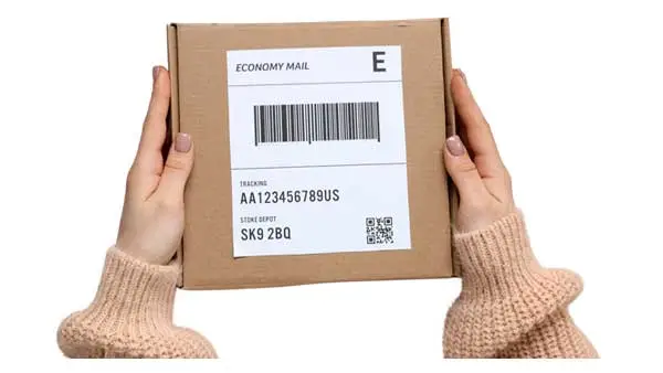 Postankauf Hände halten eine geschlossene Versandtasche mit Barcode-Aufkleber