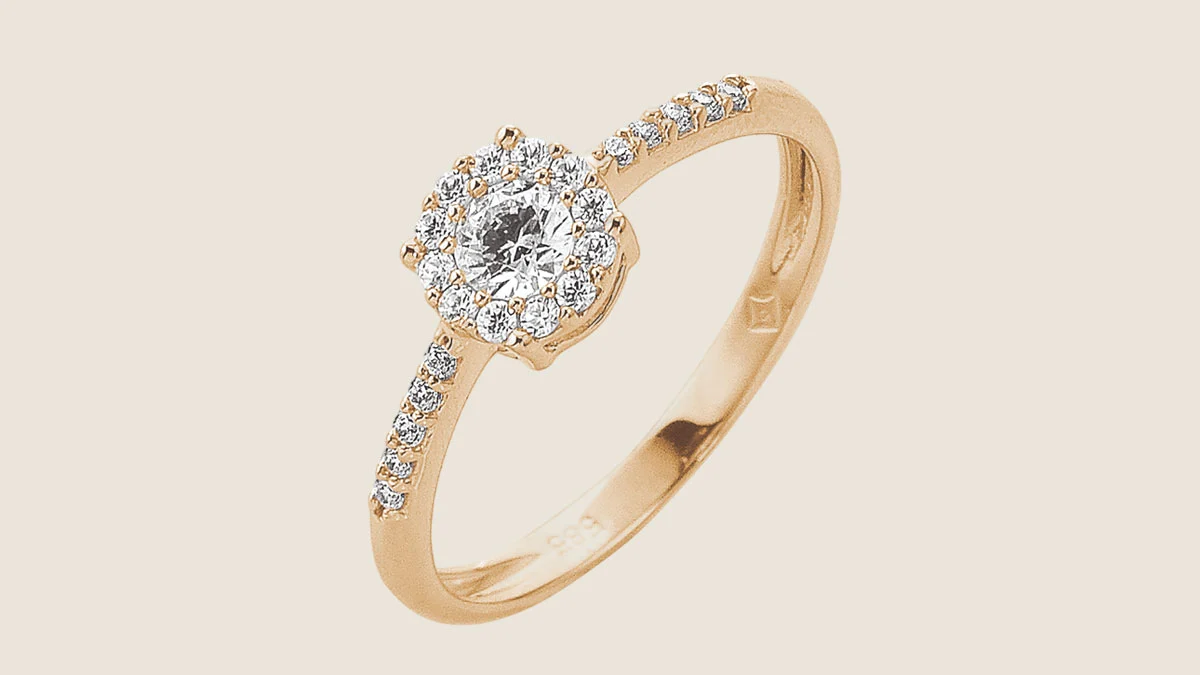 Klassischer Goldring mit funkelndem Edelsteinbesatz
