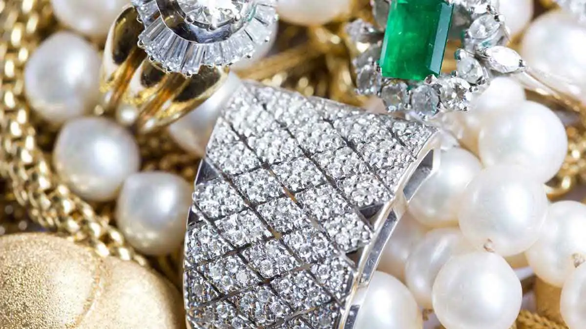 Diverser Schmuck aus Gold, Perlen und Edelsteinen
