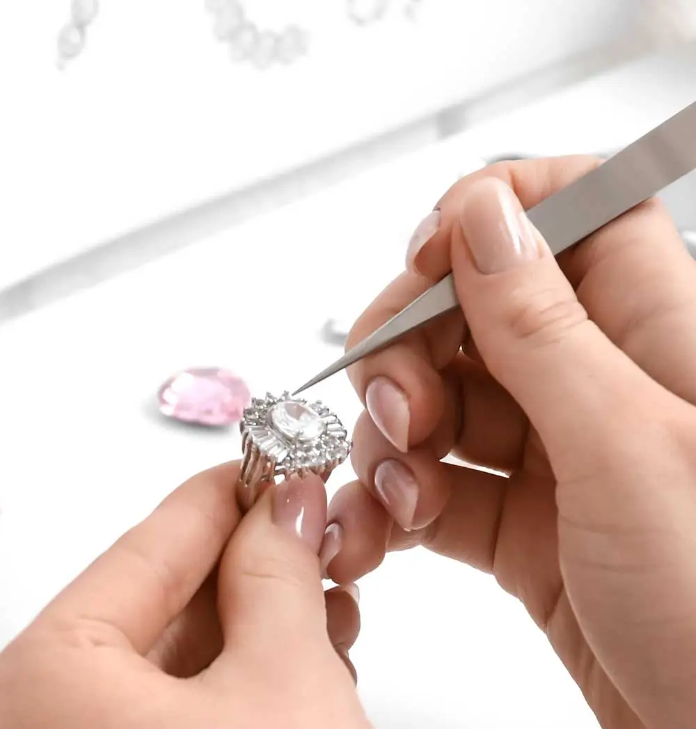 Juwelier bearbeitet einen Diamantenring