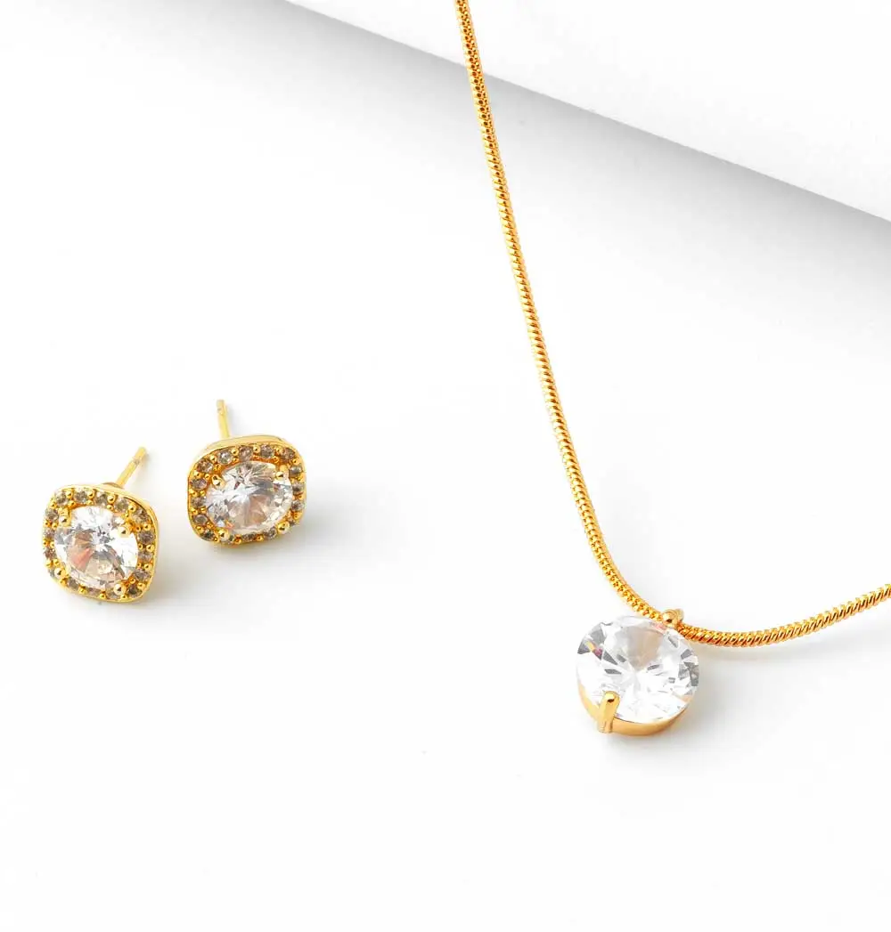 Ein Set aus einer Goldkette und Ohrschmuck aus Gold mit Brillanten.
