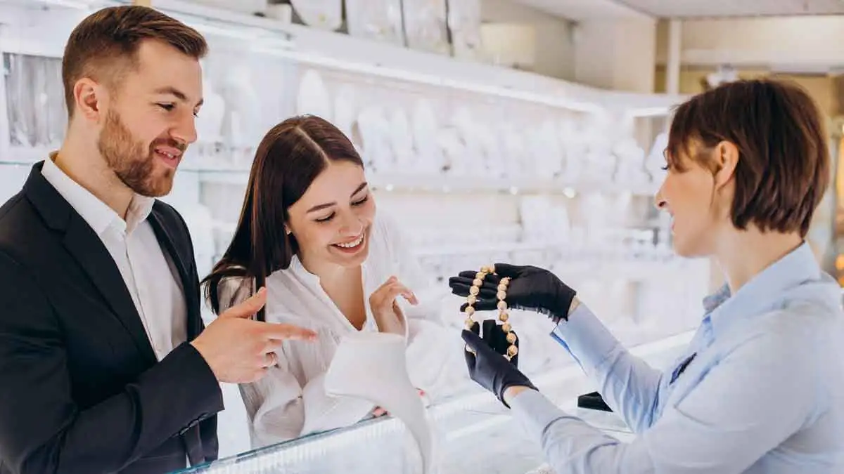 Fachliche Beratung und Wertermittlung von Schmuck und Edelmetallen am Tisch